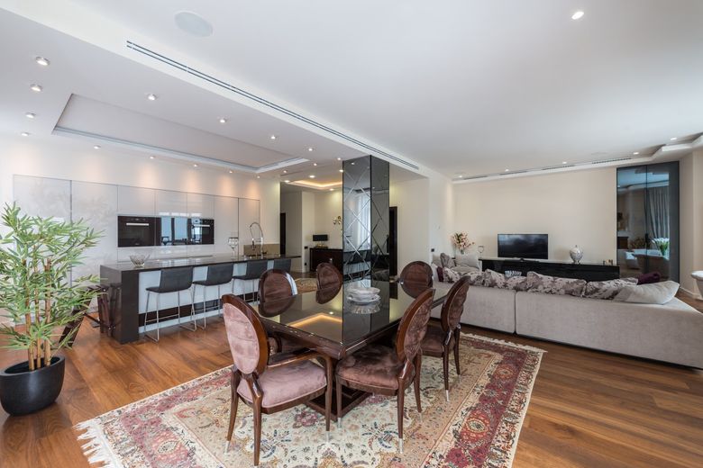 Какие натуральные материалы выбрать для отделки в River Side West?