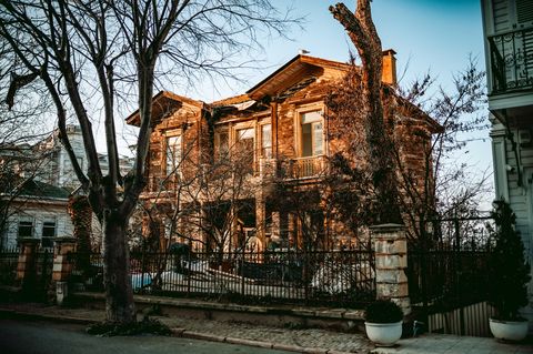 Какие плюсы и минусы у дома из клееного бруса в Москве?