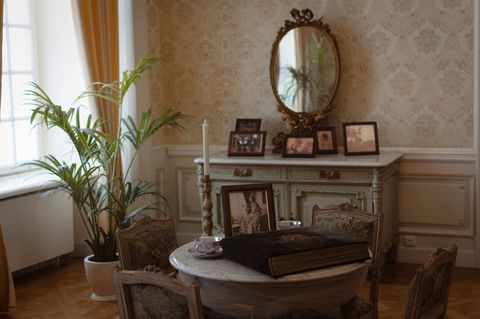 Почему сухой воздух опасен для антиквариата и дерева?