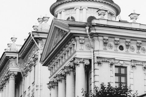 Какие правовые акты регулируют строительство гостевого дома и бани на участке в