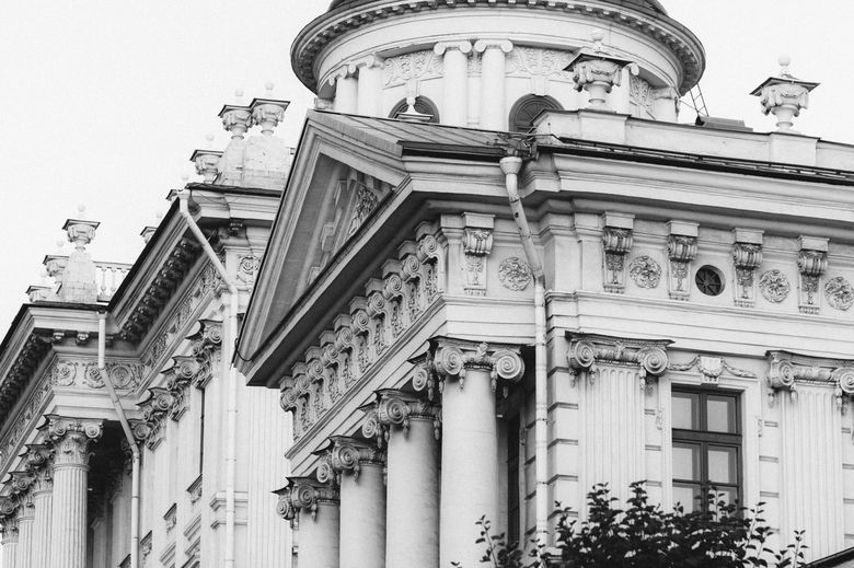 Какие правовые акты регулируют строительство гостевого дома и бани на участке в